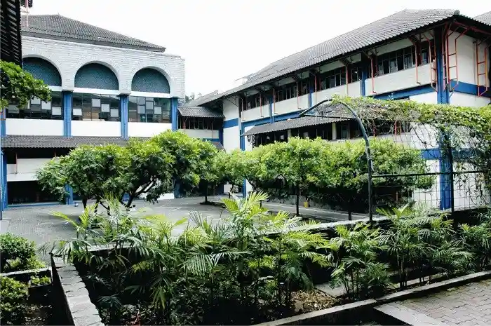 93. Universitas Islam Bandung