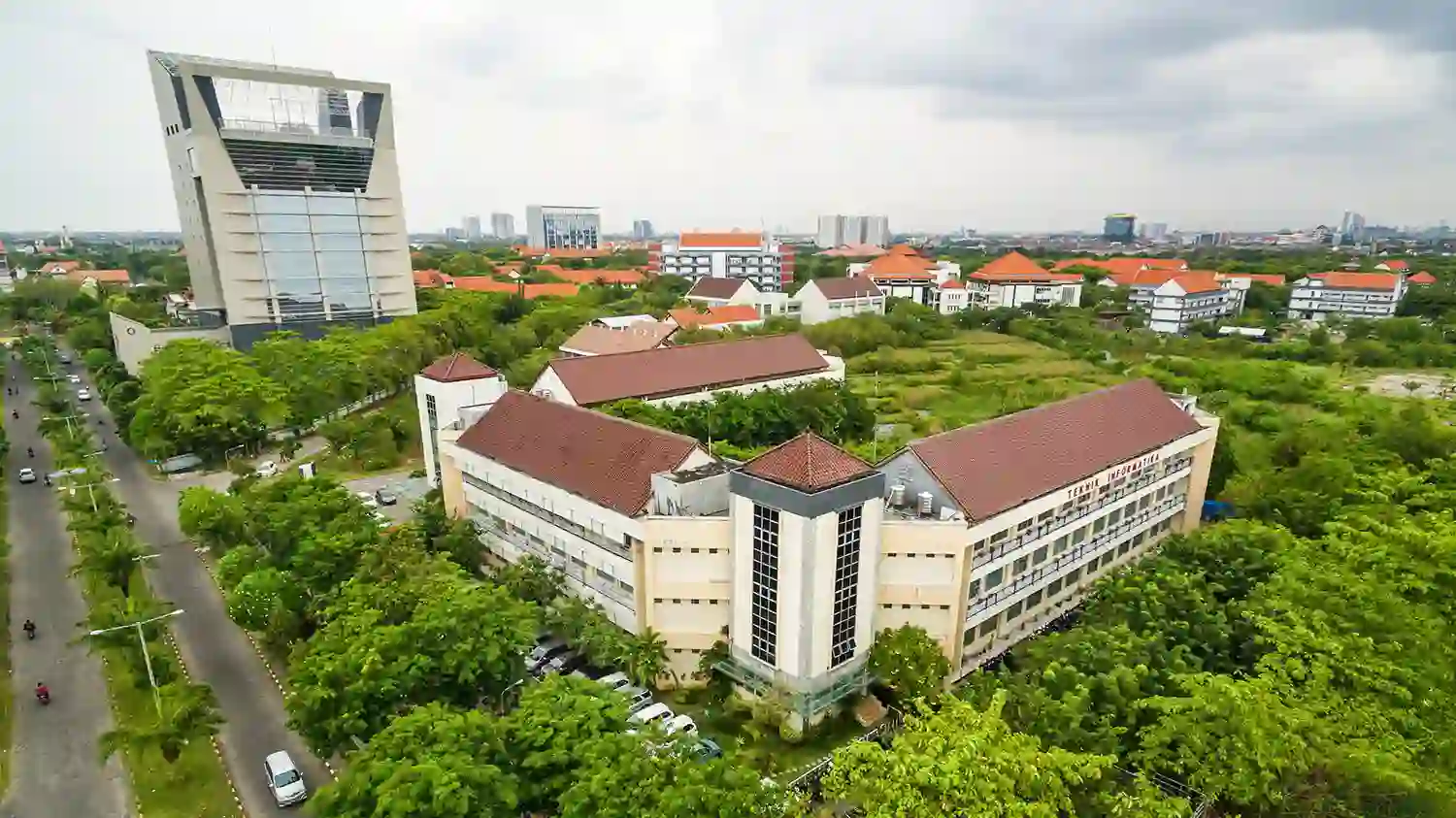 Persamaan Universitas dan Institut