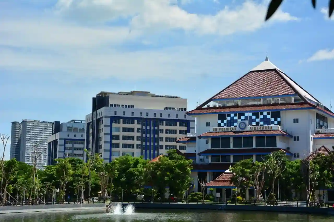 13. Universitas Airlangga