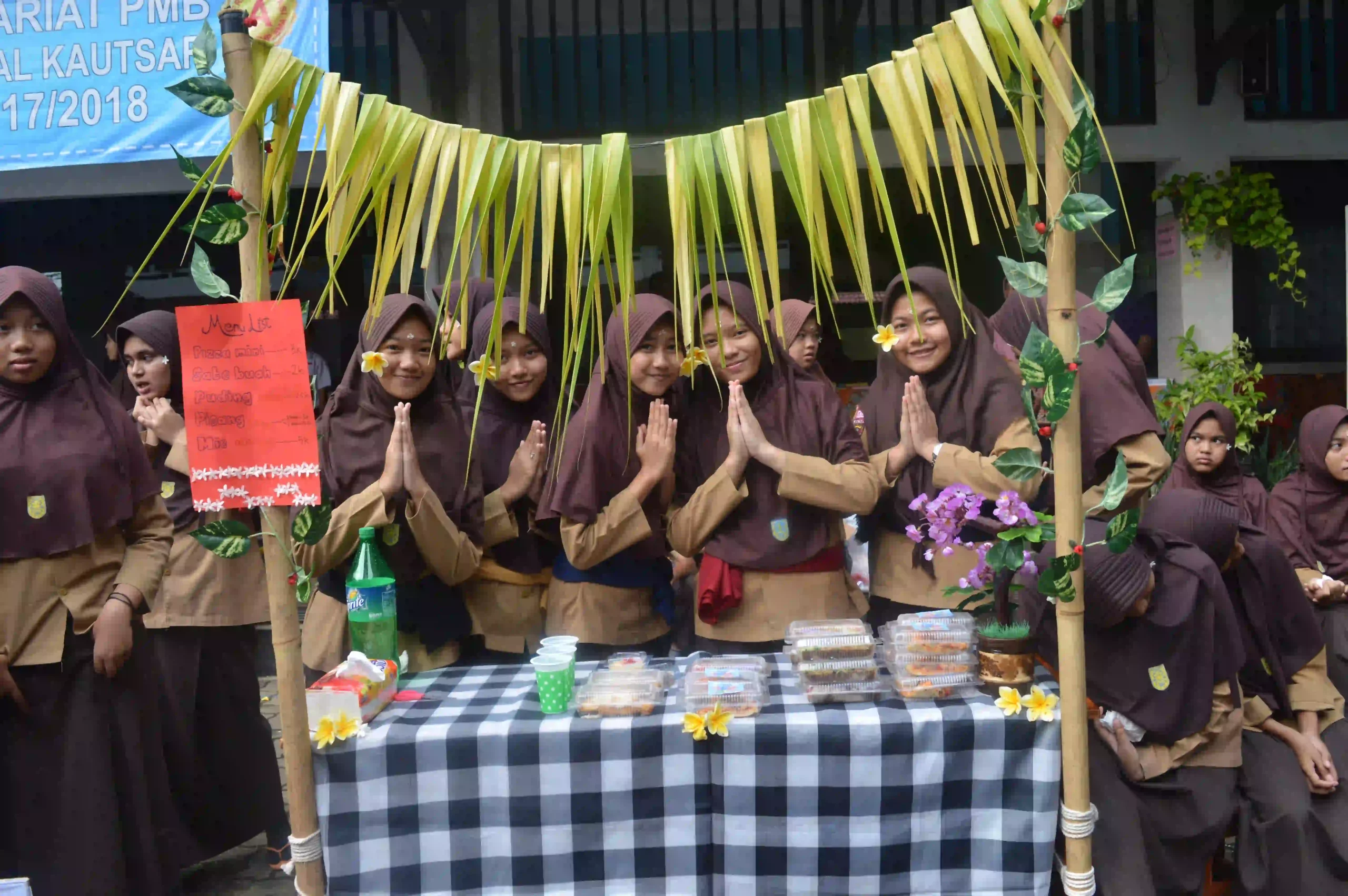 2. Tema Bazar Makanan Sekolah Pramuka